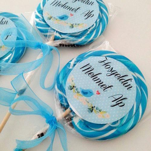 24 ADET ETİKETLİ KURDELELİ MAVİ BEYAZ LOLİPOP BEBEK ŞEKERİ 40